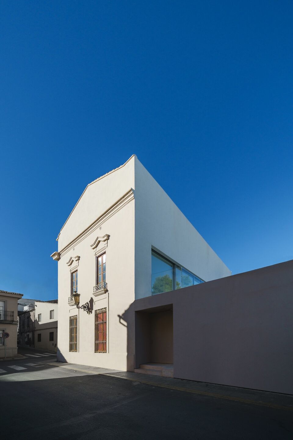 别墅设计,别墅设计案例,Fran Silvestre Arquitectos,西班牙,国外别墅设计案例,巴伦西亚,白色别墅,极简主义,极简风格