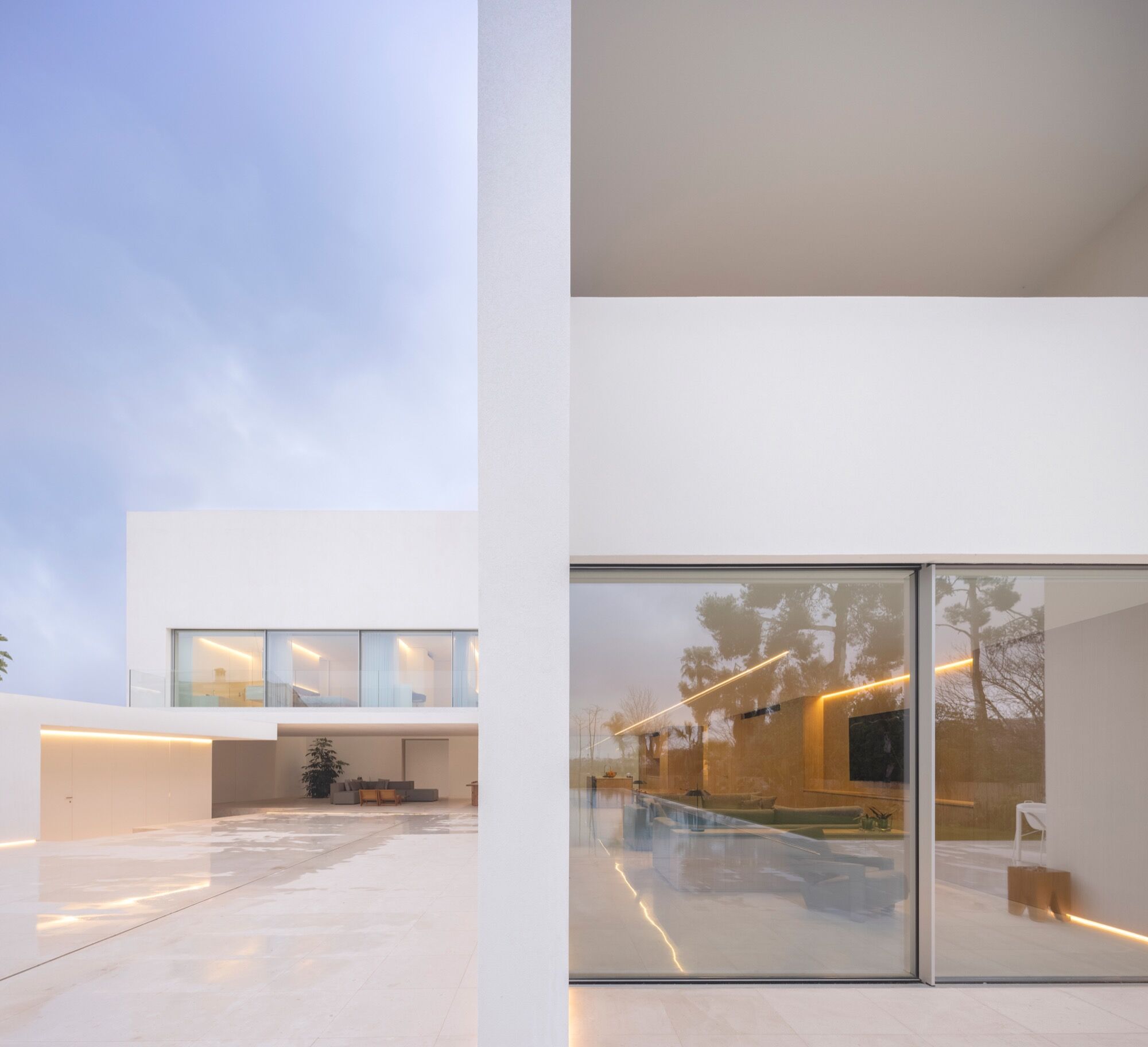 别墅设计,别墅设计案例,Fran Silvestre Arquitectos,西班牙,国外别墅设计案例,巴伦西亚,白色别墅,极简主义,极简风格