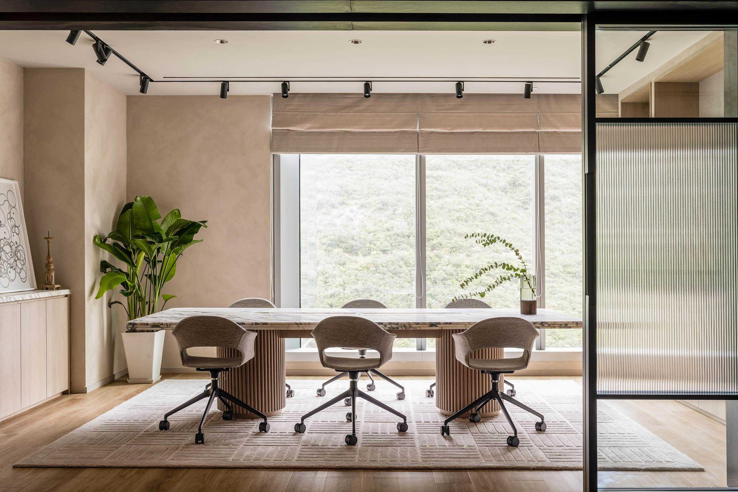 办公室设计,办公室装修,办公室设计案例,办公室设计方案,Lim + Lu,香港,原木色,300㎡