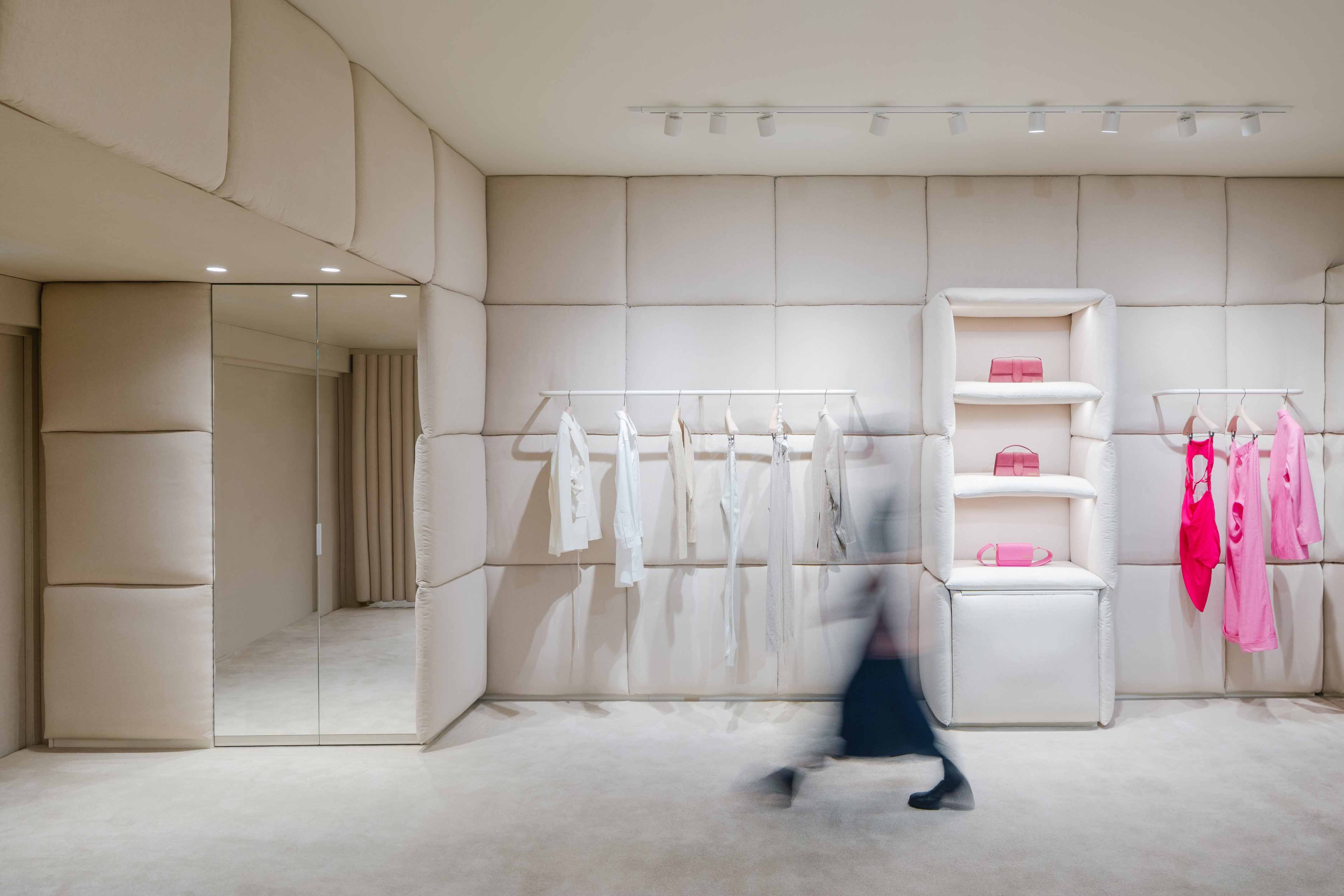 国外服装店设计,女装店,服装概念店,Jacquemus,零售店设计,女装店设计,精品女装店,服装店设计案例,OMA,AMO,巴黎,老佛爷豪斯曼百货