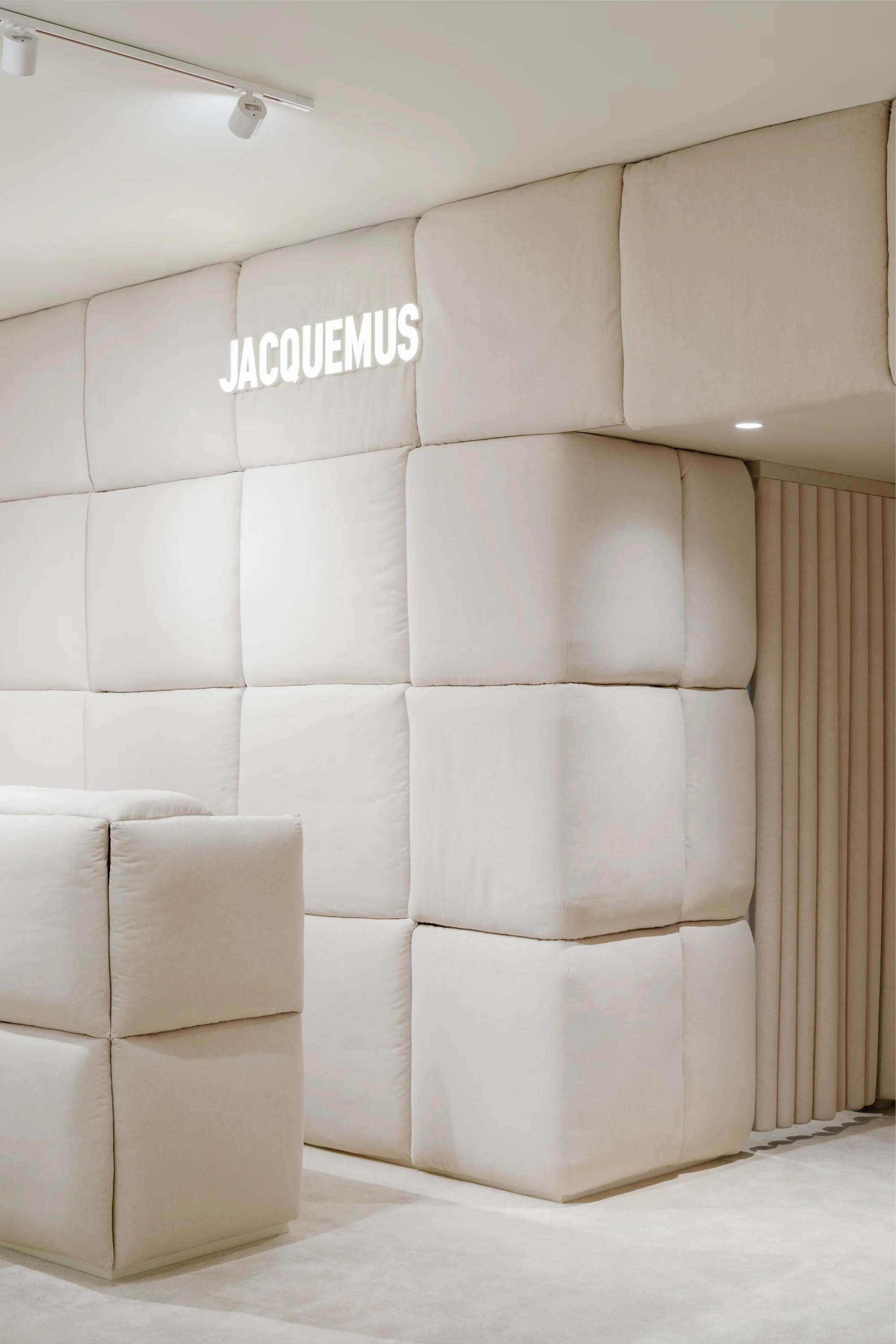 国外服装店设计,女装店,服装概念店,Jacquemus,零售店设计,女装店设计,精品女装店,服装店设计案例,OMA,AMO,巴黎,老佛爷豪斯曼百货