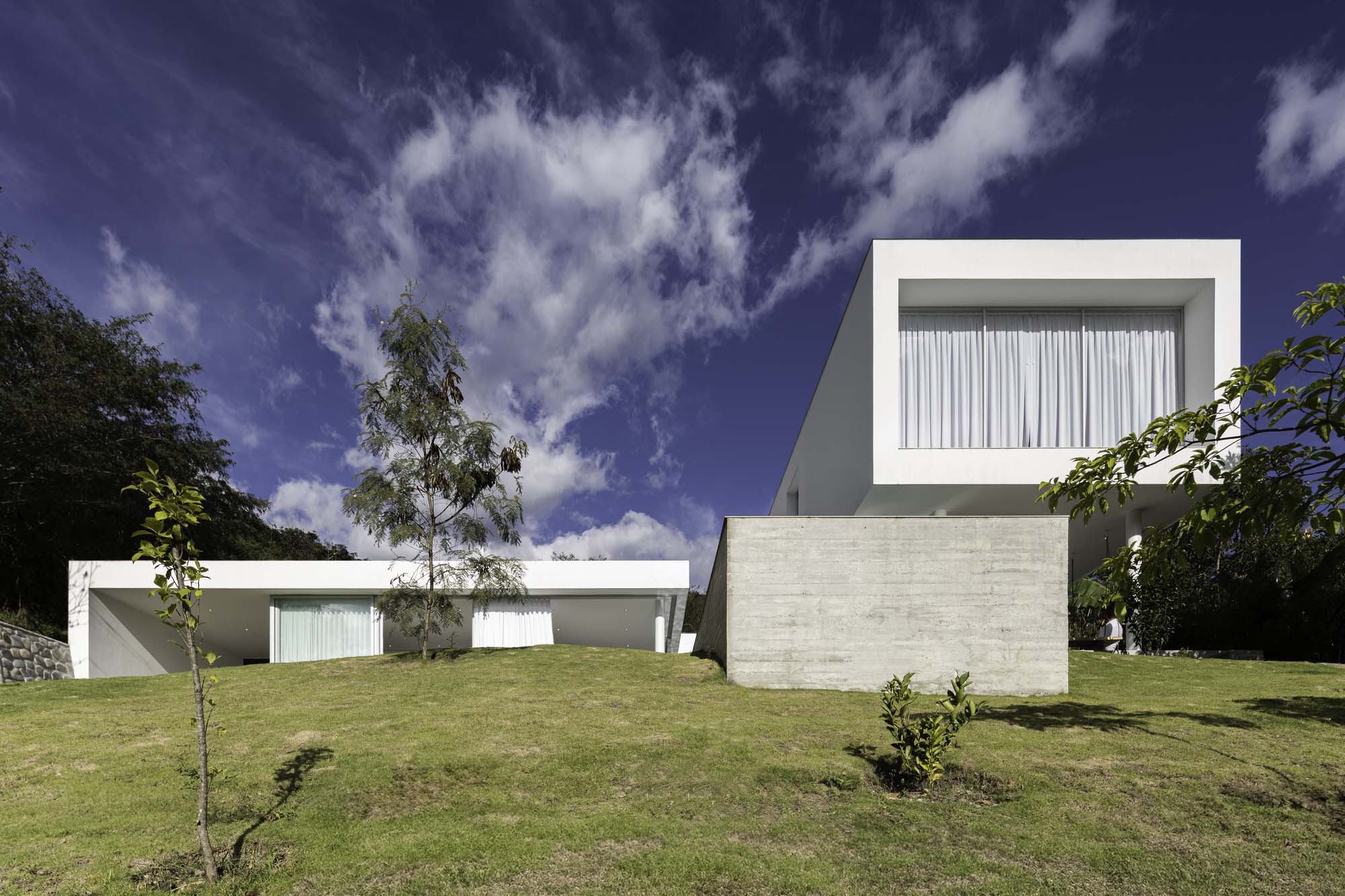 Alvariño & Felipe Arquitectos,住宅设计,别墅设计案例,厄瓜多尔,极简主义,极简风格别墅,350㎡,山景别墅,全开放式别墅