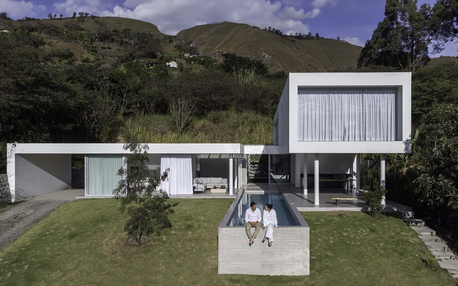 Alvariño & Felipe Arquitectos,住宅设计,别墅设计案例,厄瓜多尔,极简主义,极简风格别墅,350㎡,山景别墅,全开放式别墅