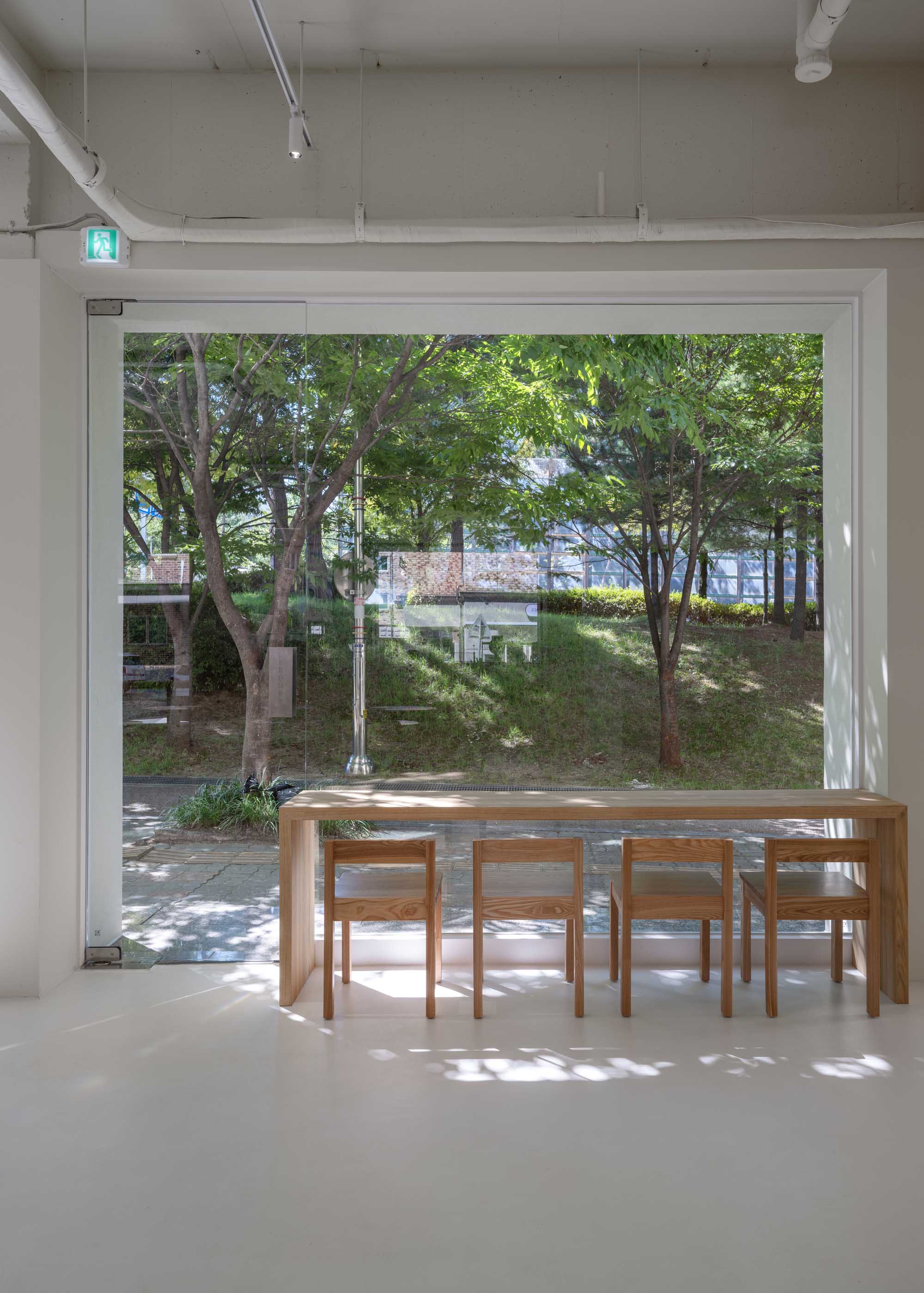 SAISA STUDIO,韩国,咖啡厅设计,极简主义,咖啡厅设计方案,咖啡厅设计案例,极简主义咖啡厅,prompt Café,100㎡