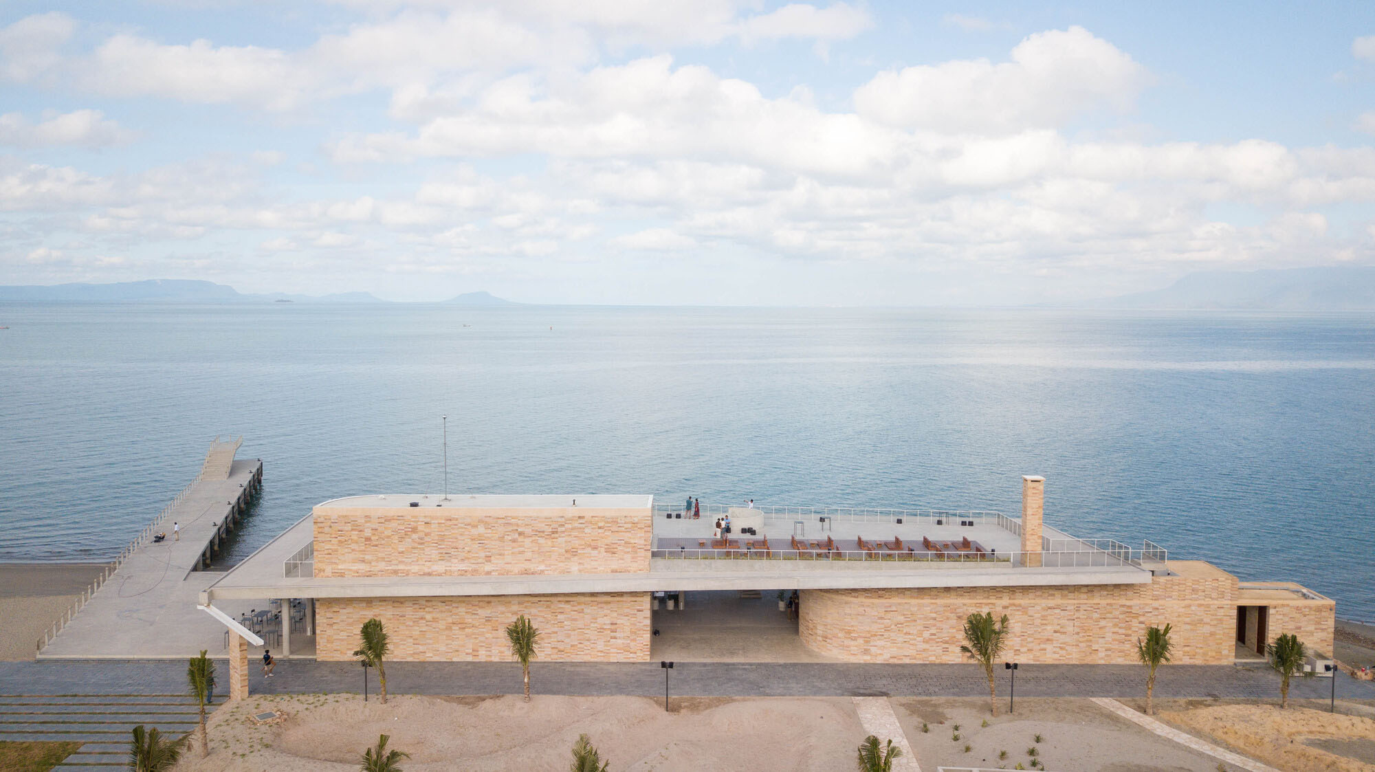 Bloom Architecture,柬埔寨,滨海户外广场和餐厅,休闲餐厅,开放式餐饮空间设计,海景餐厅,餐厅设计方案,餐厅设计案例